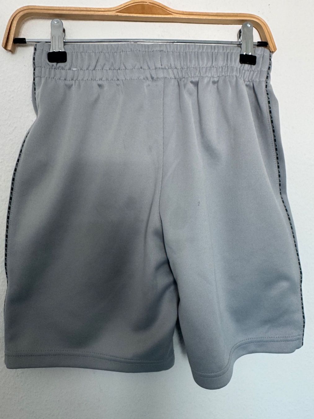 Nike Pantaloni: Short Nike gris taille M – Usato da Chatelaine venduto da lae_7h8n 1