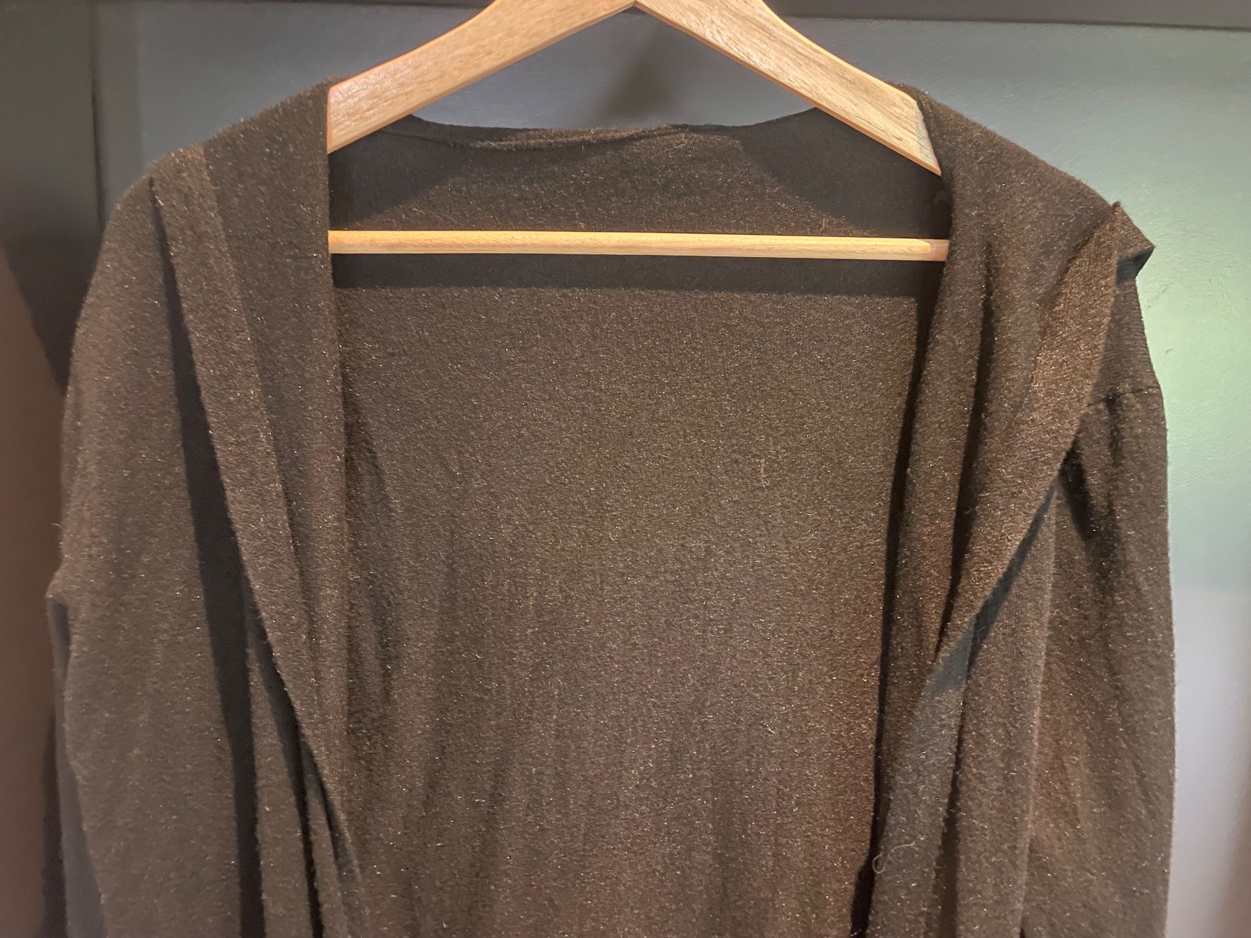 Giacche: Schwarze Strickjacke mit Perlen-Applikation, Grösse M/Neu – Nuovo (secondo la descrizione) da Volketswil venduto da rubin74 1