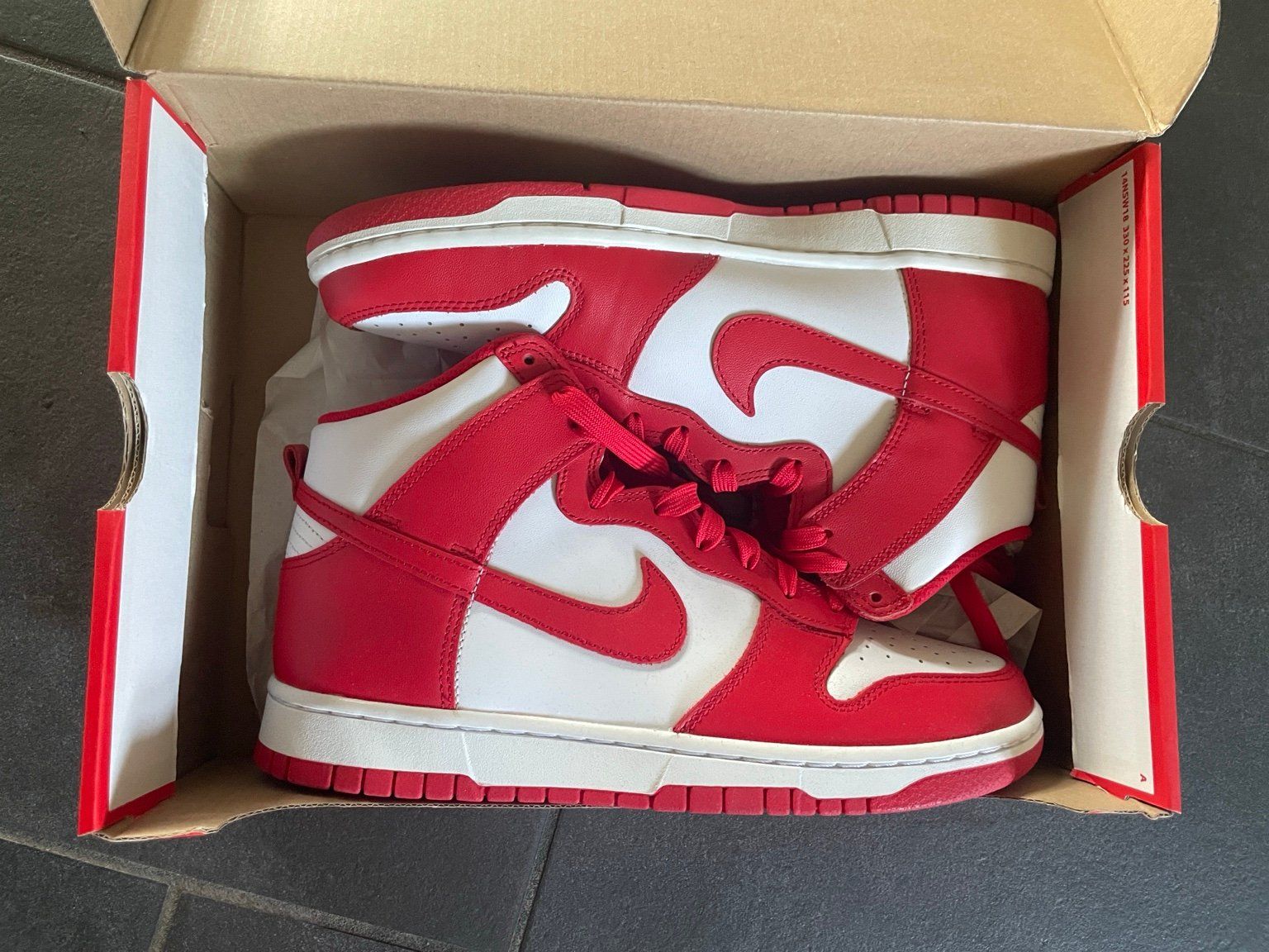 Nike Scarpe da uomo: Nike Dunk High Retro White / University Red Gr. 42.5 – Nuovo (secondo la descrizione) da Bonstetten venduto da thomaszh01 5