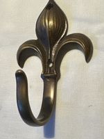 Wunderschöner Vintage Kleiderhaken Fleur de Lis Deko