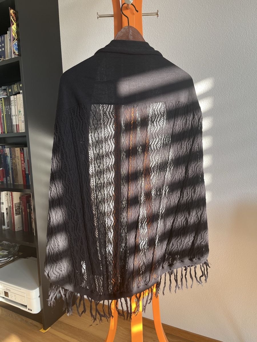 Boleros: Black Knitted Fringe Cardigan, Boho Chic – Gebraucht aus Gümligen von caron__ 1