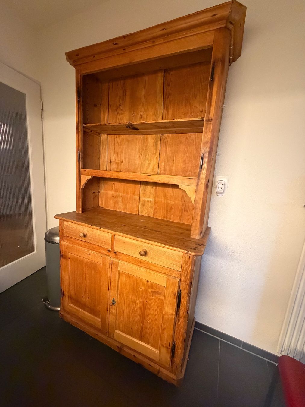 Scaffali: Antique Wooden Kitchen Cabinet – Usato da Ittigen venduto da KaufKiste. 2
