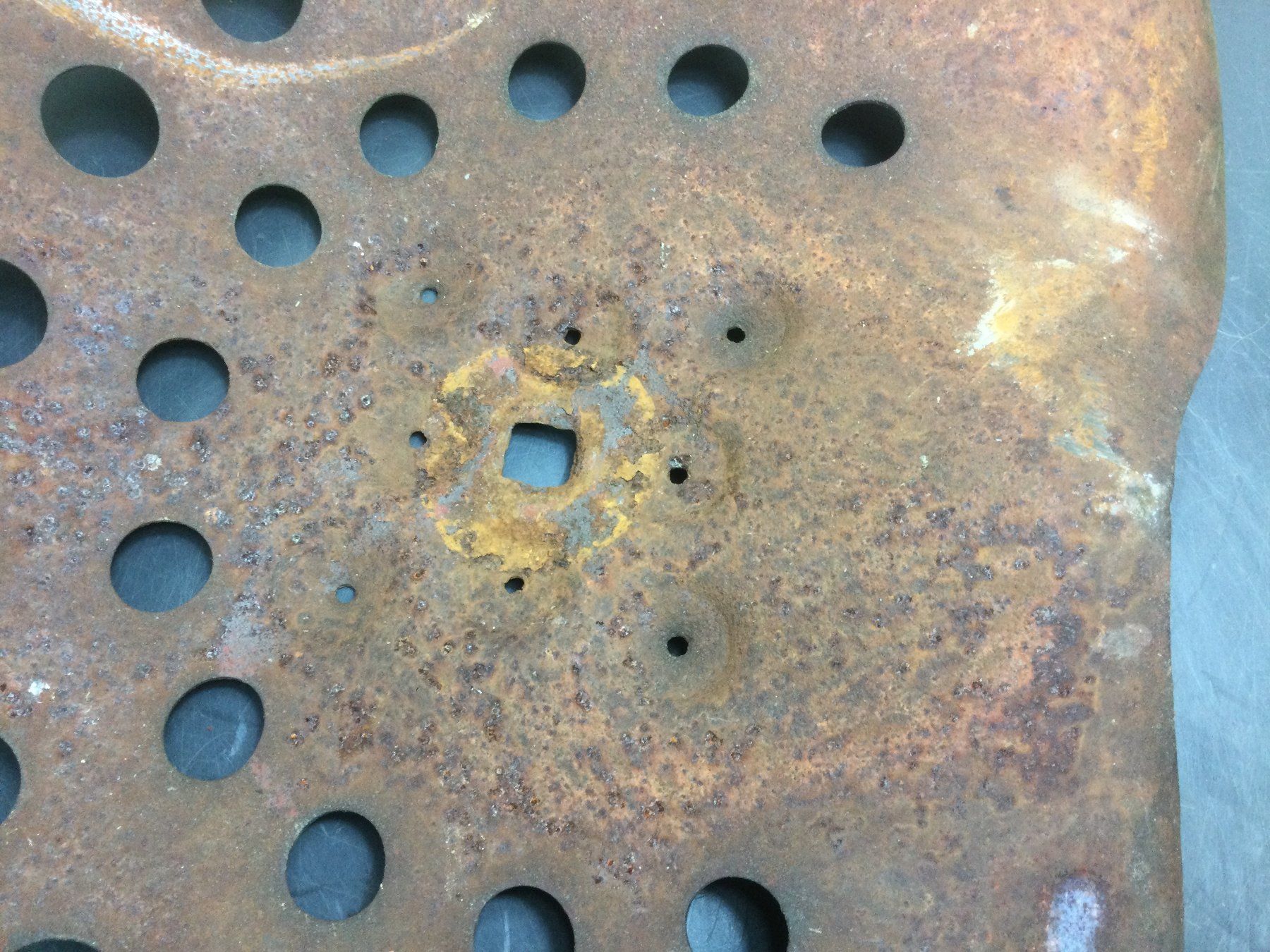 Trattori: Original antike Rapid oder Maschinen Sitzschale aus Metall – Usato da Wangen SZ venduto da kuriosum12 5