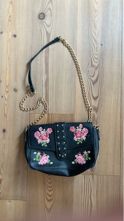 Schwarze Handtasche mit Rosenmuster und Goldkette 