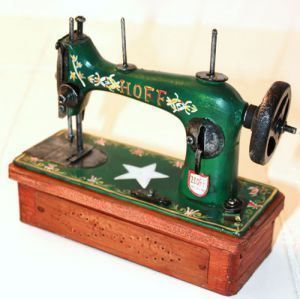 Altro in Decorazioni & Accessori: Réplique machine à coudre ancienne – Nuovo e nell'imballaggio originale da Marsens venduto da carobazar