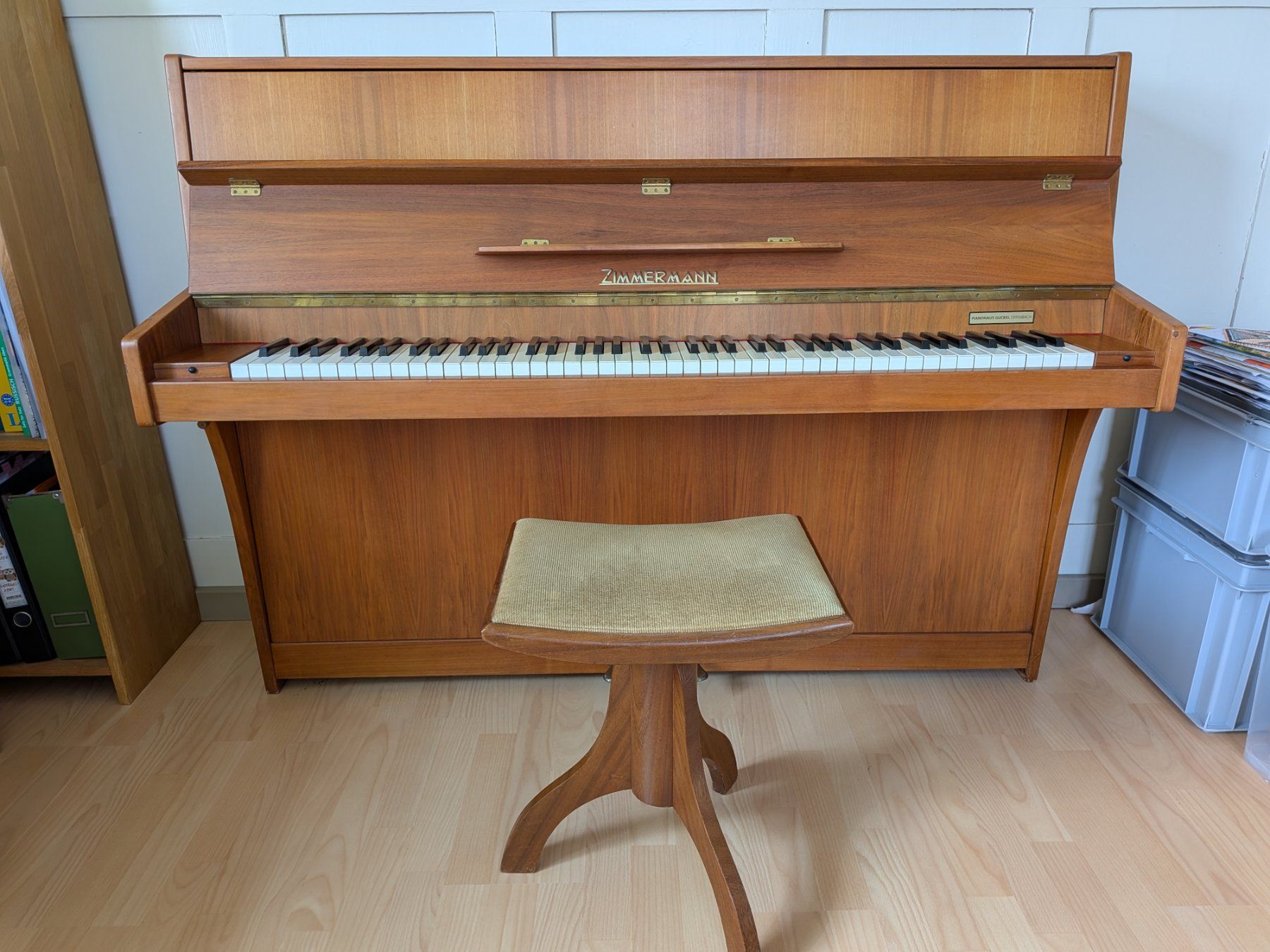 Strumenti musicali: Zimmermann Klavier mit Hocker und Lernbuch ZU VERSCHENKEN – Usato da Schaffhausen venduto da pri_rs87