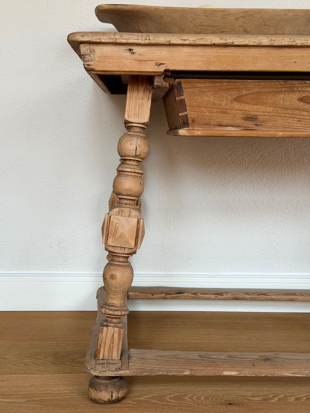 Tische: Wunderschöner, antike Holztisch – Gebraucht aus Champfer von sujac 4