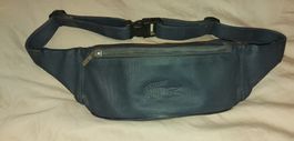 Sac Banane Lacoste bleu marine, parfait pour l'été!