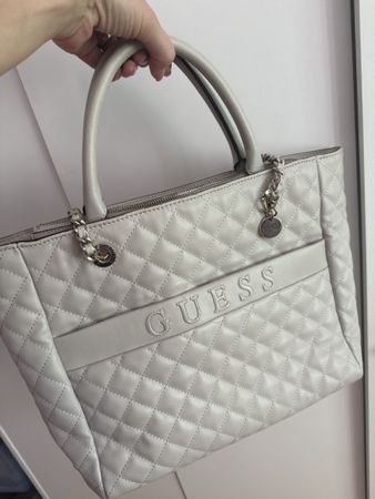 Original GUESS Handtasche Creme Weiss mit Kettenriemen –