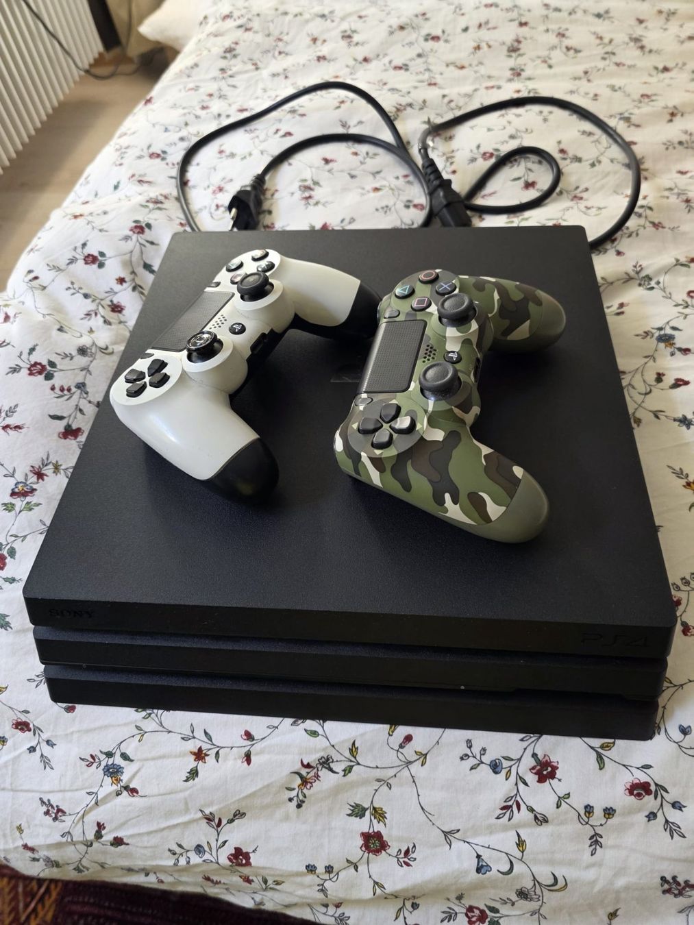 Sony Console: PlayStation 4 PRO  avec 2 manettes – Usato da Neuchatel venduto da StevChamb110 2
