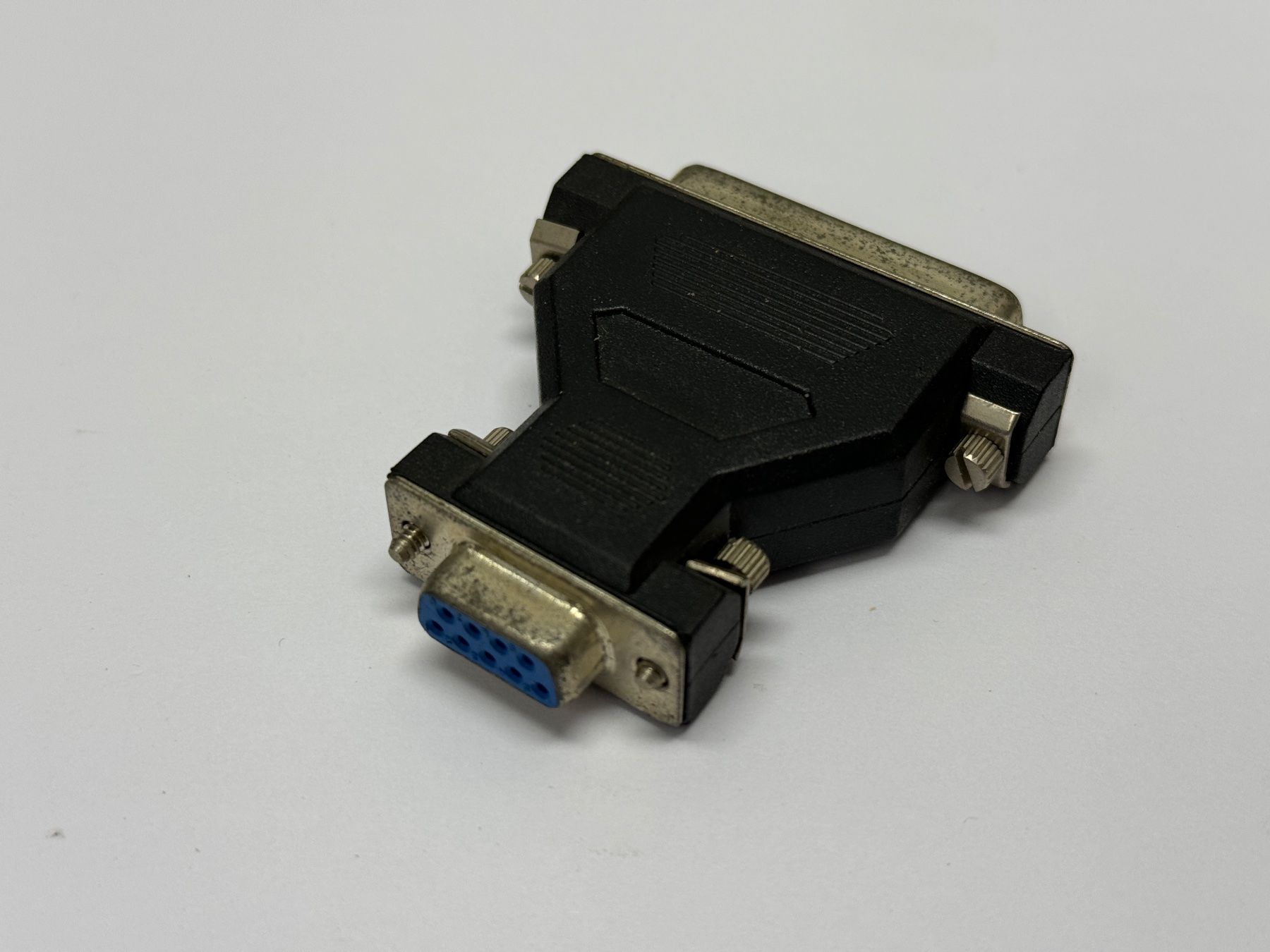 Laufwerke & Adapter: RS 232 Gender Changer 9 W / 25 M – Gebraucht aus Humlikon von GX30 1