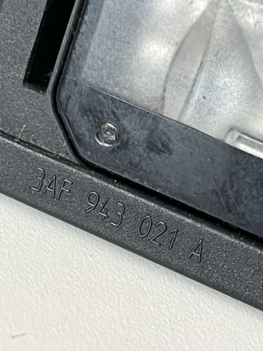VW Tutti pezzi di ricambio auto: Original LED Kennzeichenbeleuchtung VAG – Usato da Tafers venduto da TRTBG 1