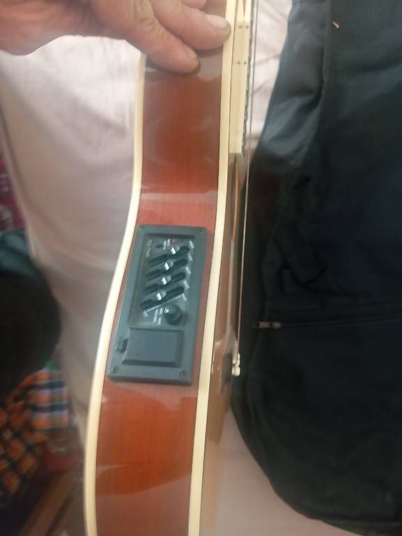 Strumenti musicali: Accoustic guitar – Usato da Basel venduto da Petergunn 4