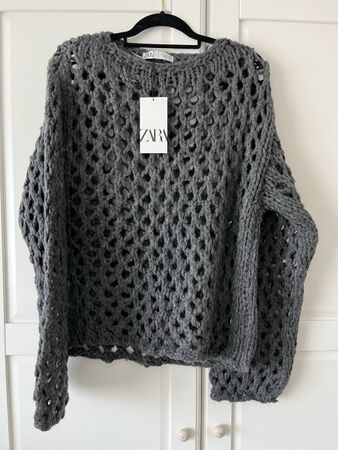 Pullover mit Löchern