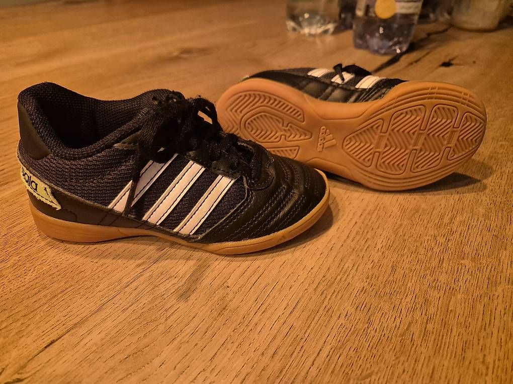 Adidas Scarpe per ragazzi: Neuwertige Turnschuhe Grösse 28 – Usato da Donzhausen venduto da Fannyna1