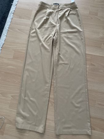 Pantaloni Bershka taglia 38, perfetti per la primavera!