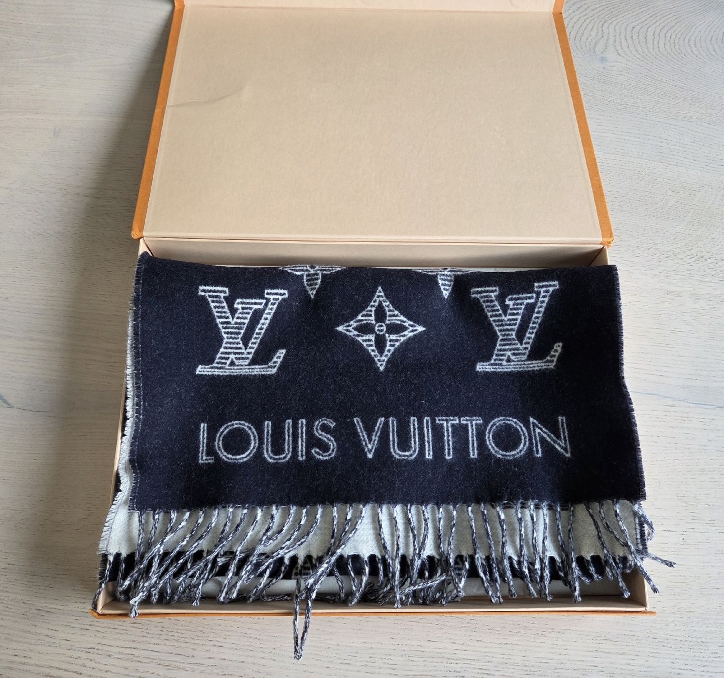 Louis Vuitton Foulard & Sciarpe: Louis Vuitton Monogram Shadow Schal – Nuovo (secondo la descrizione) da Belp venduto da Mary-Angel 4