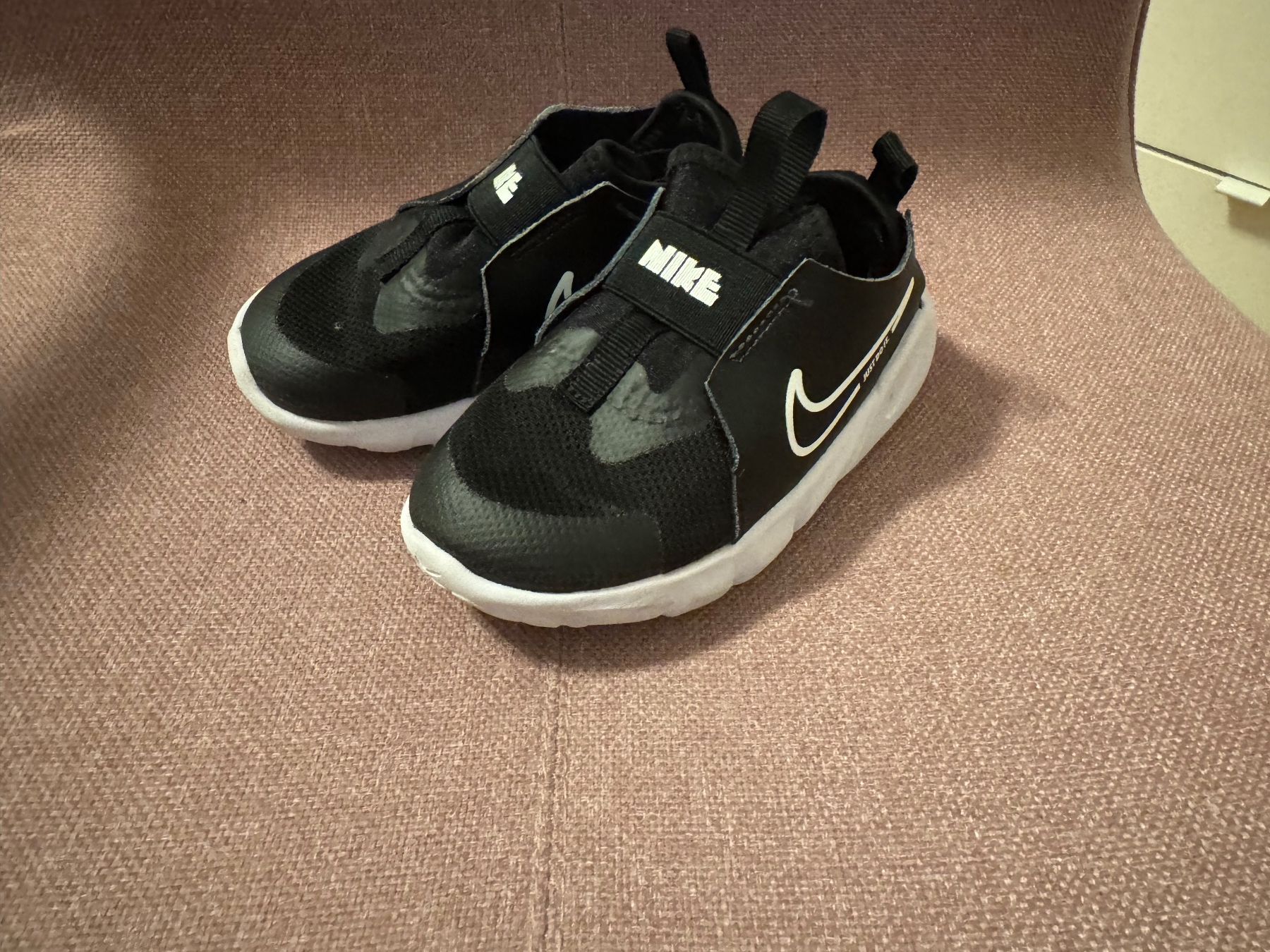 Nike Scarpe per ragazzi: NIKE Turnschuhe Gr. 25 schwarz – Usato da Emmen venduto da mir14
