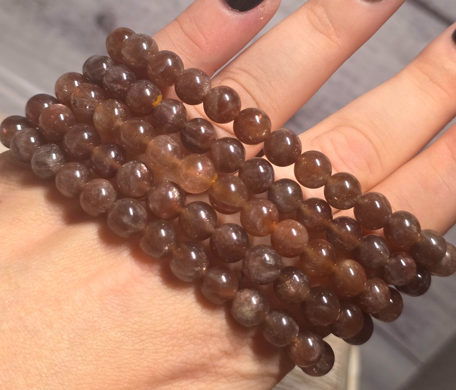 Minerali & Pietre curative: Dunkles Arusha Sonnenstein/Backbone Mondstein Mix Armband – Nuovo e nell'imballaggio originale da Matzingen venduto da Shay_Crystalz