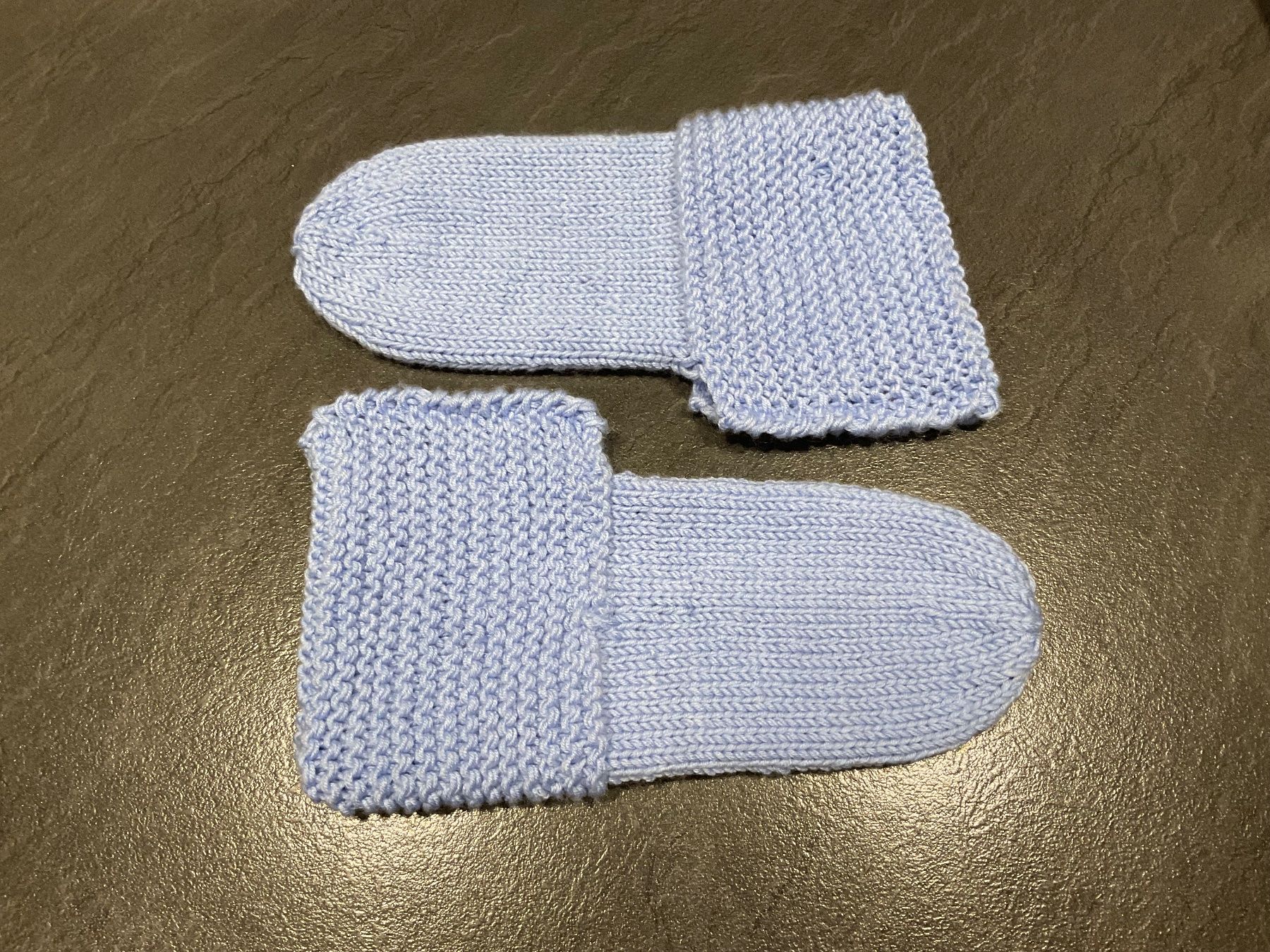 Calze: Handgestrickte Bettsocken Hellblau Gr. 40/41 mit doppeltem G – Nuovo (secondo la descrizione) da Wetzikon ZH venduto da FeeF
