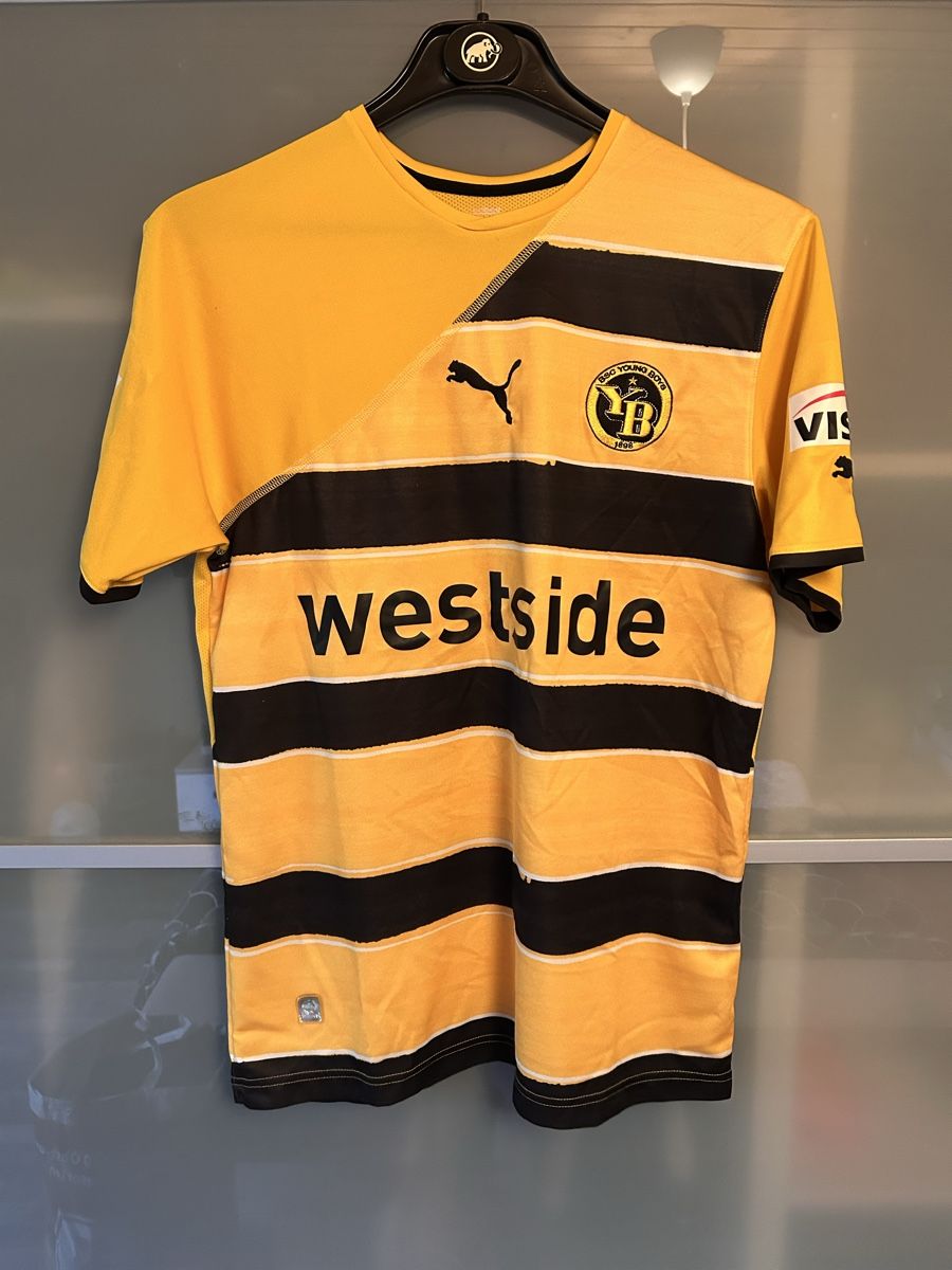 Young Boys Leibchen & Hosen: YB Shirt – Gebraucht aus Walterswil BE von Schoggolino