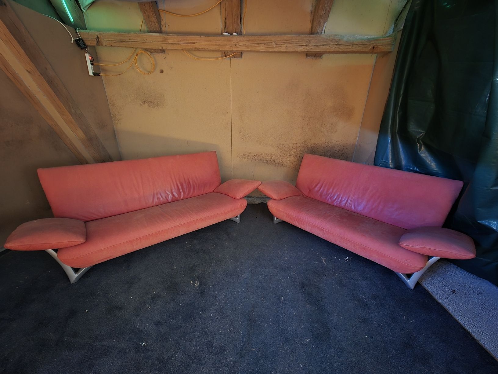 Sofas: Sofa rot mit Metallfüssen gebraucht – Gebraucht aus Grüningen von vomivom 1