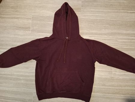 pull à capuche bordeaux