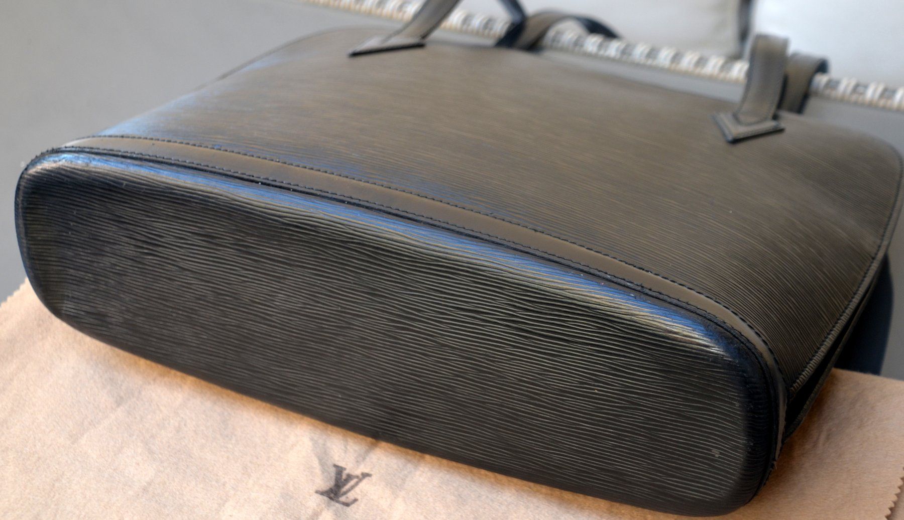 Louis Vuitton Taschen für Damen: Louis Vuitton Lussac Tasche / sac – Gebraucht aus Collonges von Auganien 6