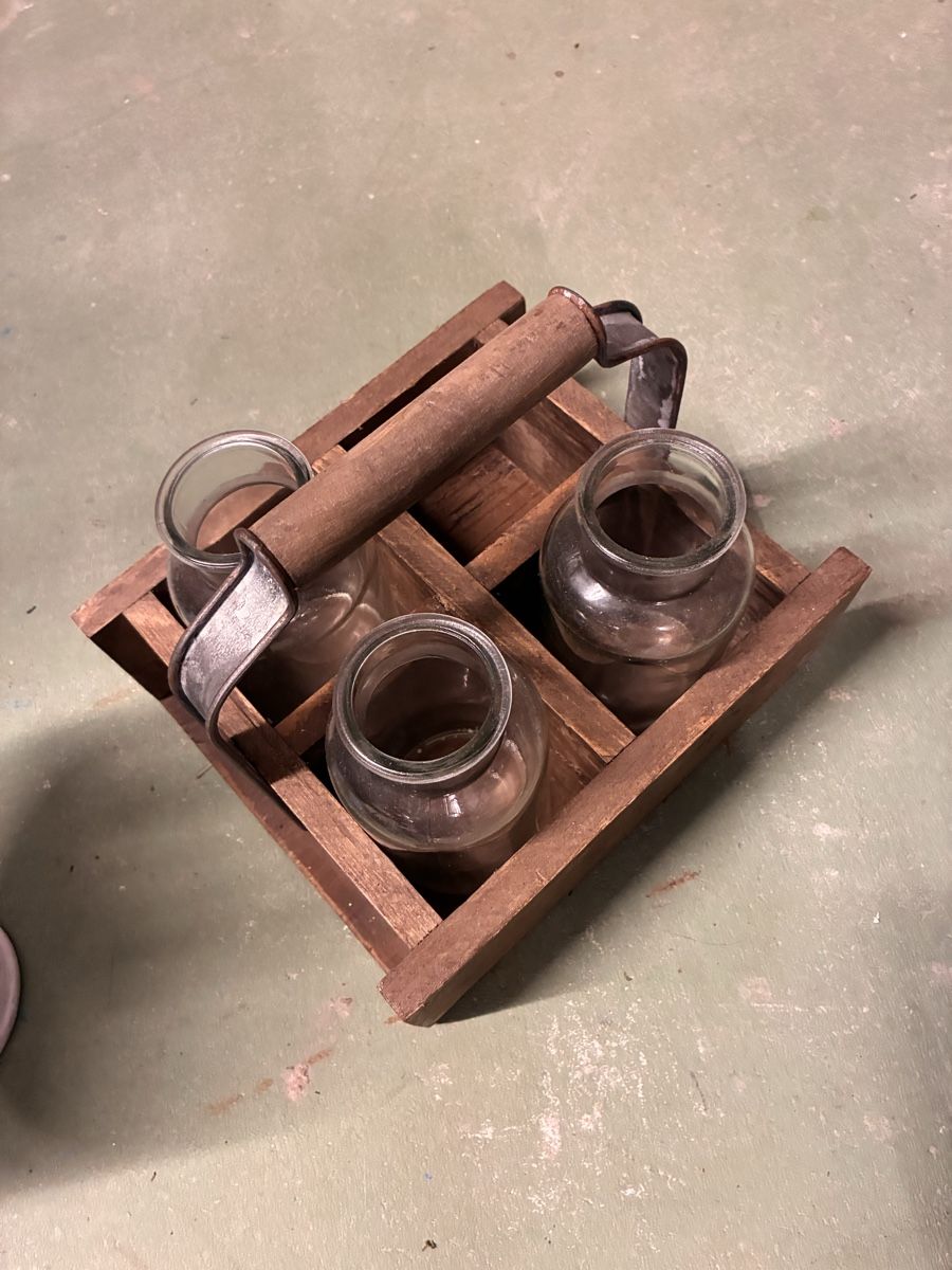 Alle Dekorationen: Holz mit 3 Glasflaschen  – Gebraucht aus Zürich von Spurlos123