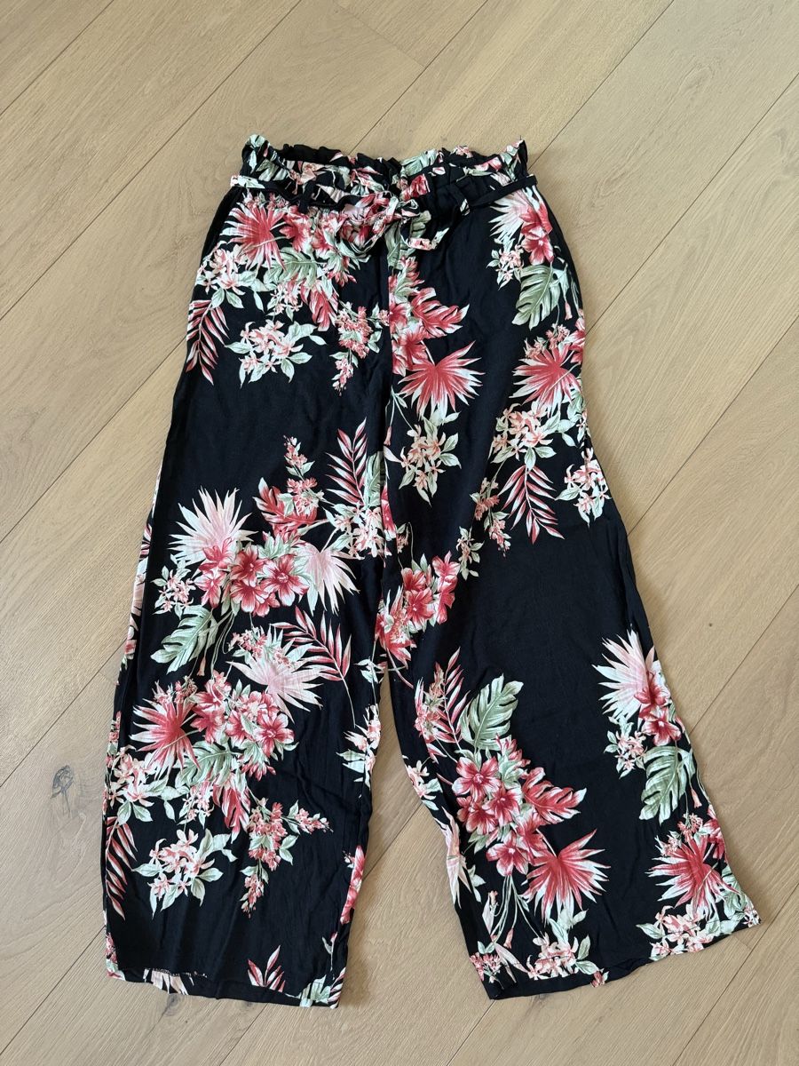 Pantalons: Culotte Hose Blumenmuster Schwarz Grösse M – D'occasion à Winterthur par saram26