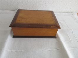 Hübsches lackiertes Holzkistchen