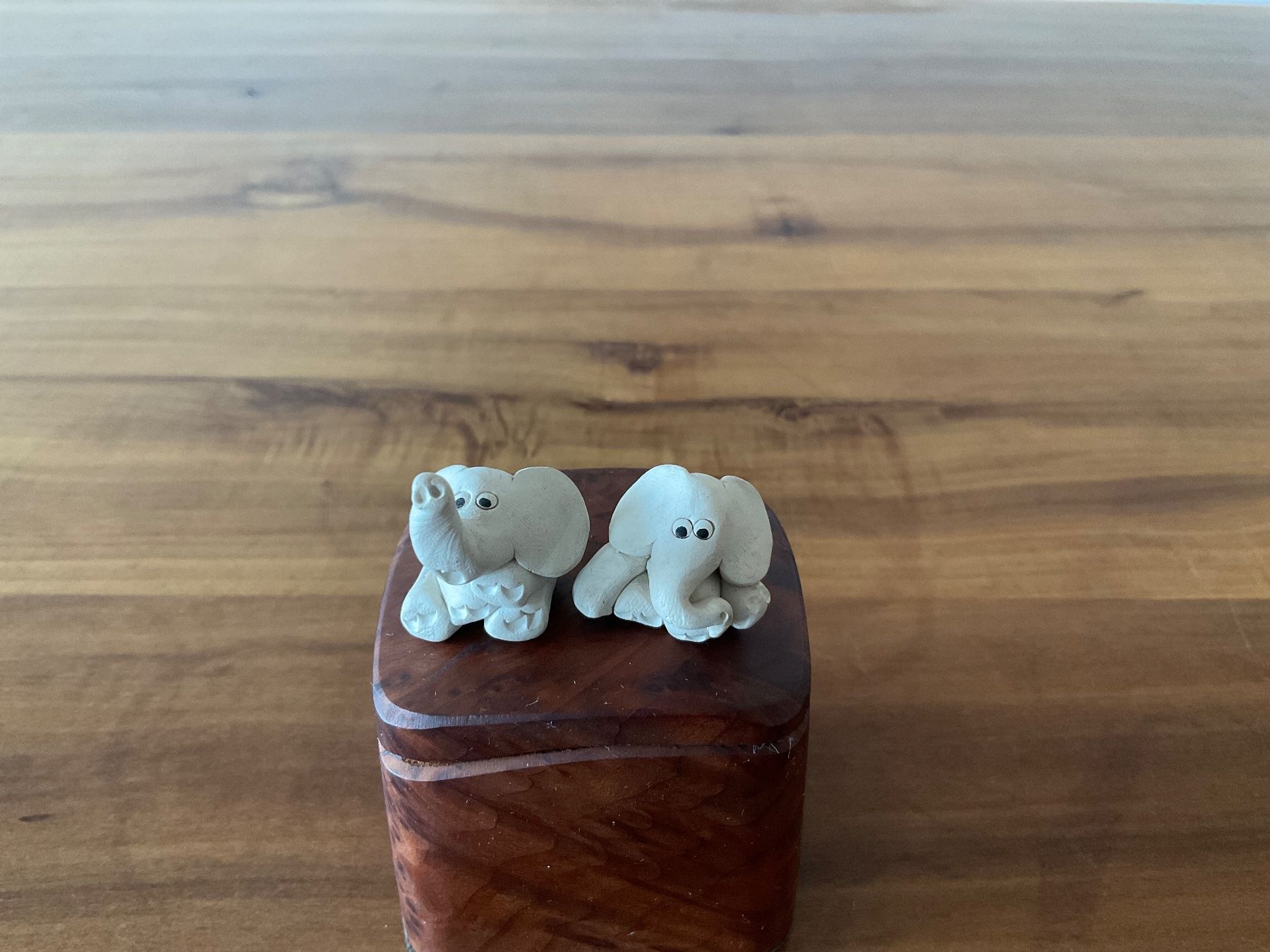Statuette: 2 kleine Elefanten, weiss, Ton oder Gips – Usato da Wetzikon ZH venduto da CZ.