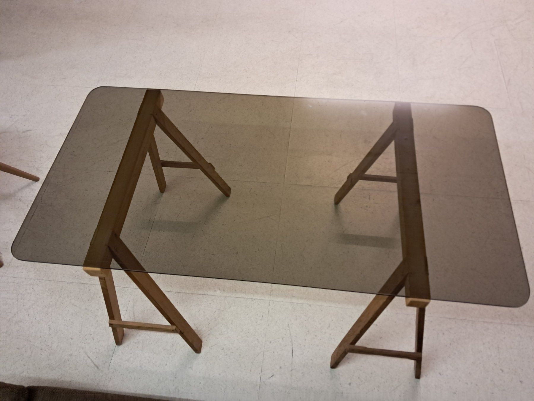 Tavoli: Moderner Tisch mit Glassrauchplate – Usato da Fällanden venduto da nassoss
