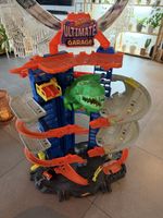Hot Wheels Ultimate Garage Parkhaus mit T-Rex bespielt