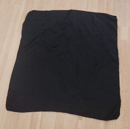 Foulard en soie noir carré taille standard 