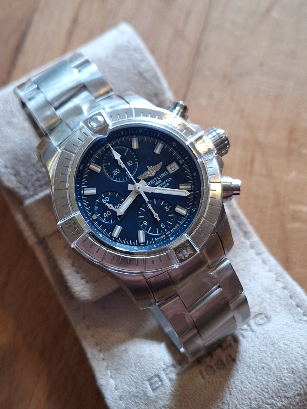 Breitling Orologi: Breitling Avenger Chronograph 43 - A13385101C1A1 – Nuovo (secondo la descrizione) da Basel venduto da OnutWOODLAND 2
