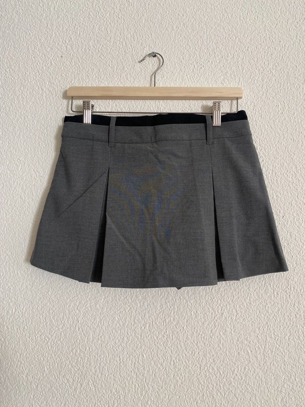 Bershka Gonne: Grauer Minirock von Bershka – Usato da Luzern venduto da champagnelaury 1