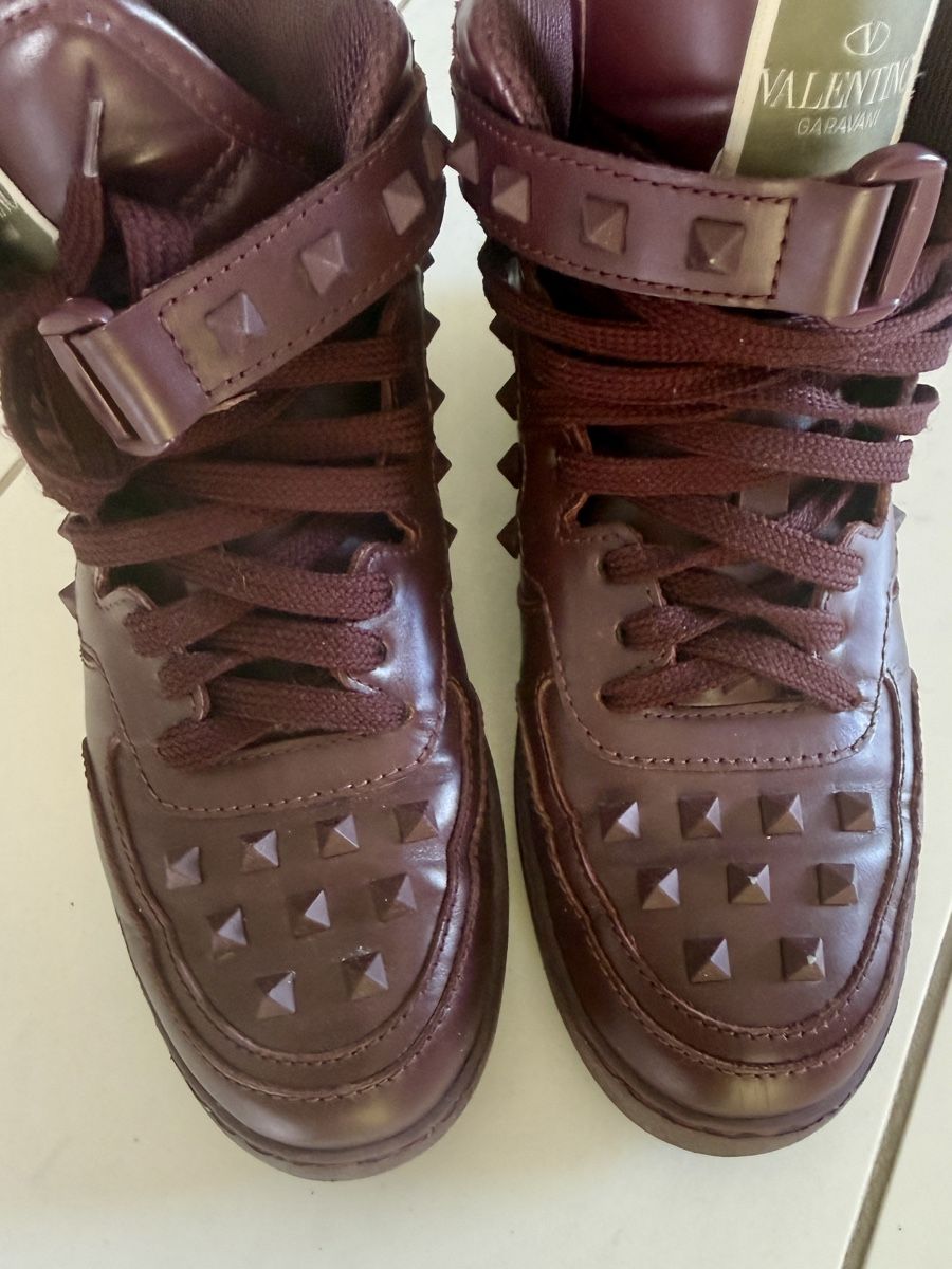 Valentino Damenschuhe: Valentino Rockstud Sneakerd Gr. 38 bordeauxrot 2022 – Gebraucht aus Küsnacht ZH von divarocci 2