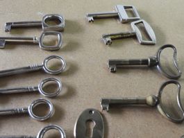 ALTE SCHLÜSSEL MESSING, ALTE FORM, + DIV. USW. PAKET 13