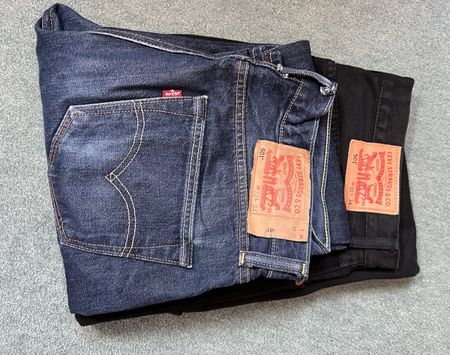 2 Levi's 501 Jeans blau + schwarz Grösse 32/34 