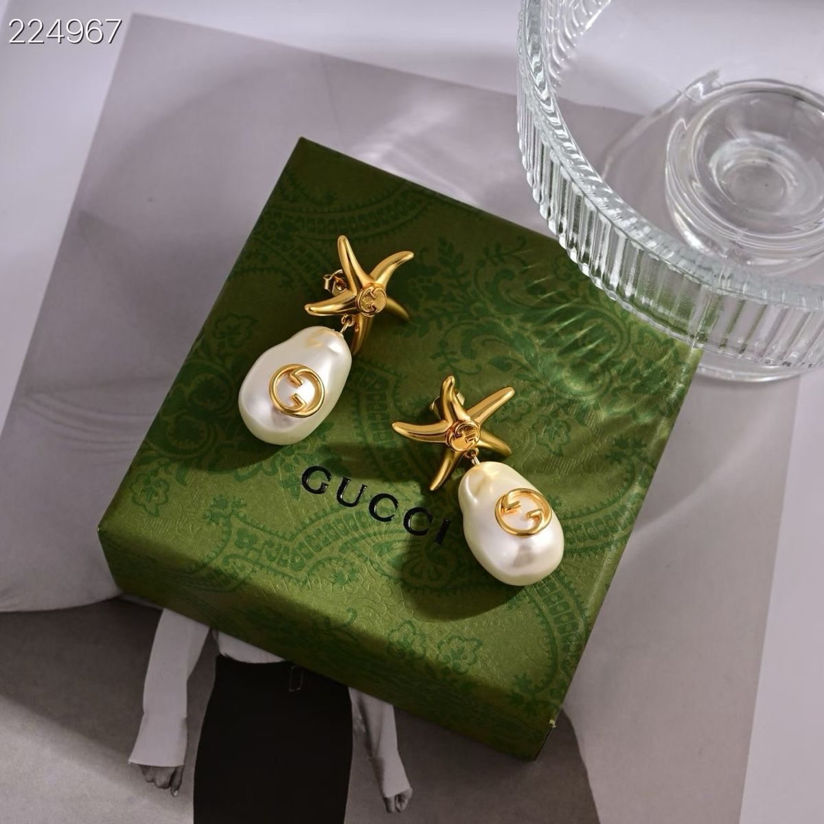 Gucci Orecchini pendenti & Orecchini a lobo: INTERLOCKING G FAUX PEARL DROP EARRINGS – Nuovo (secondo la descrizione) da Zug venduto da con_y9gl