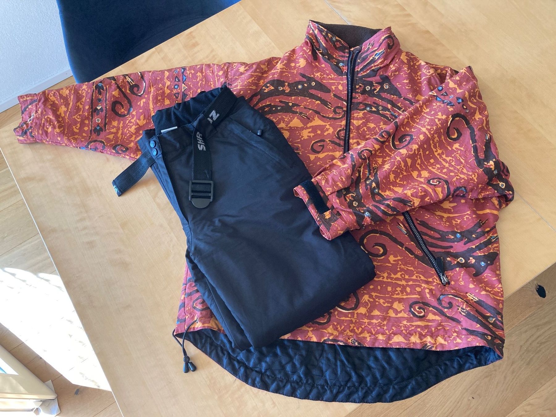 Anzüge, Sport- & Funktionsanzüge: Snowboard/Ski Anzug S/38 – Gebraucht aus Boudry von Igiam