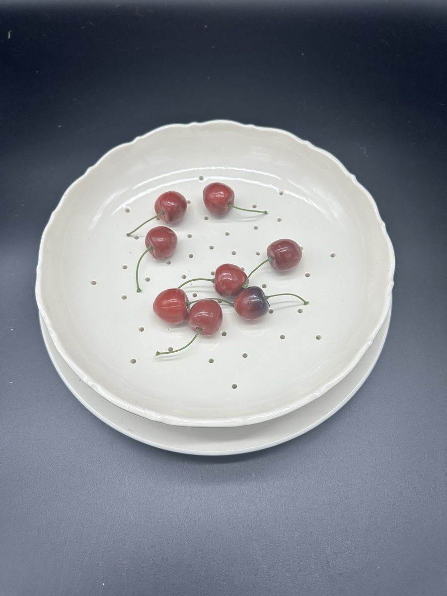 Ciotole: Delft Berry Strainer & Under Plate – Usato da Villmergen venduto da JacRon 1