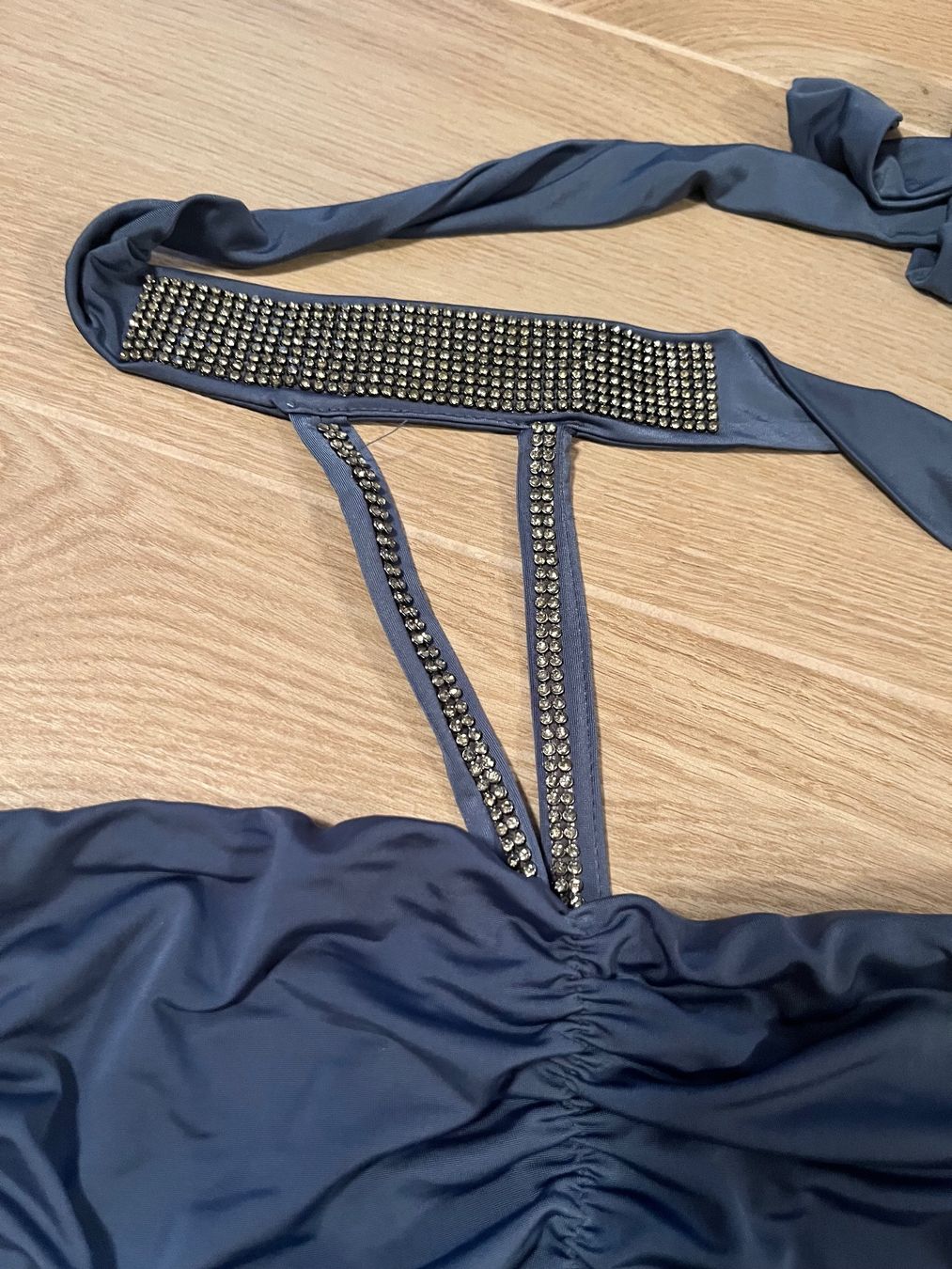 Top: Blaues Neckholder Top mit Strass, Grösse S – Usato da Lugano venduto da sweetyd84 3