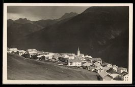 Guarda, Ortspanorama mit Bergen aus der 