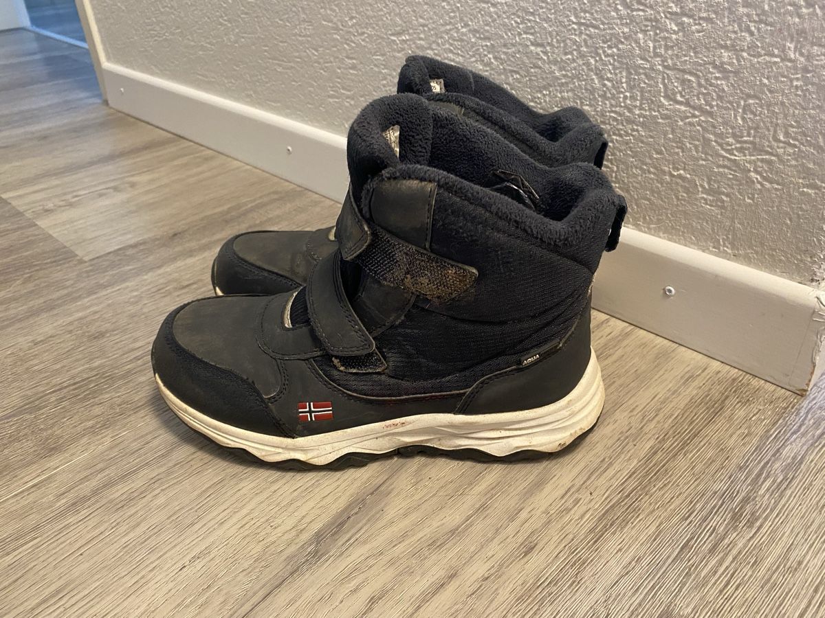 Scarpe per ragazzi: Kinder Winterstiefel Grösse 34 gebraucht – Usato da Dietikon venduto da ale_9znl
