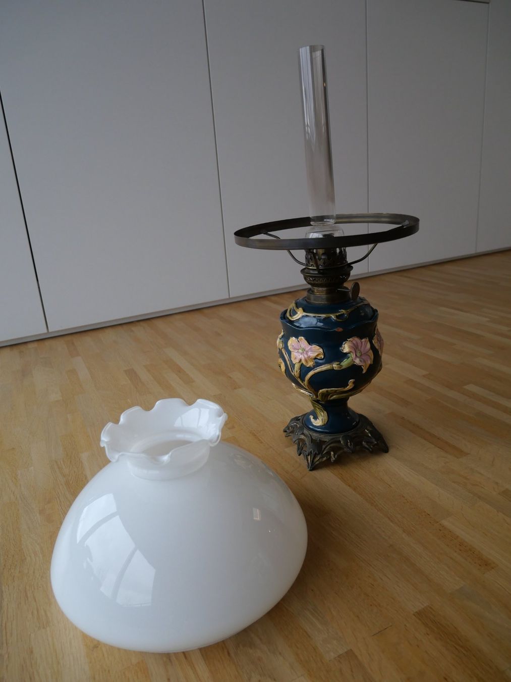 Lampade: Jugendstil Petroleumlampe mit Blumendekor – Usato da Küsnacht ZH venduto da suzn 2