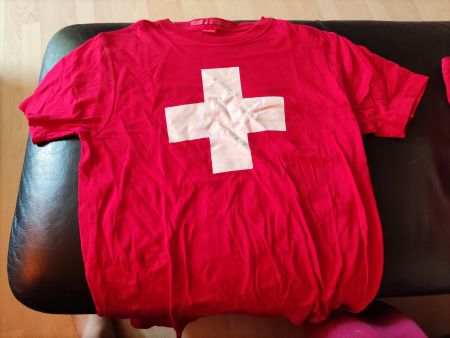 Rotes T-Shirt mit weisem Schweizer Kreuz alle 5 Stück
