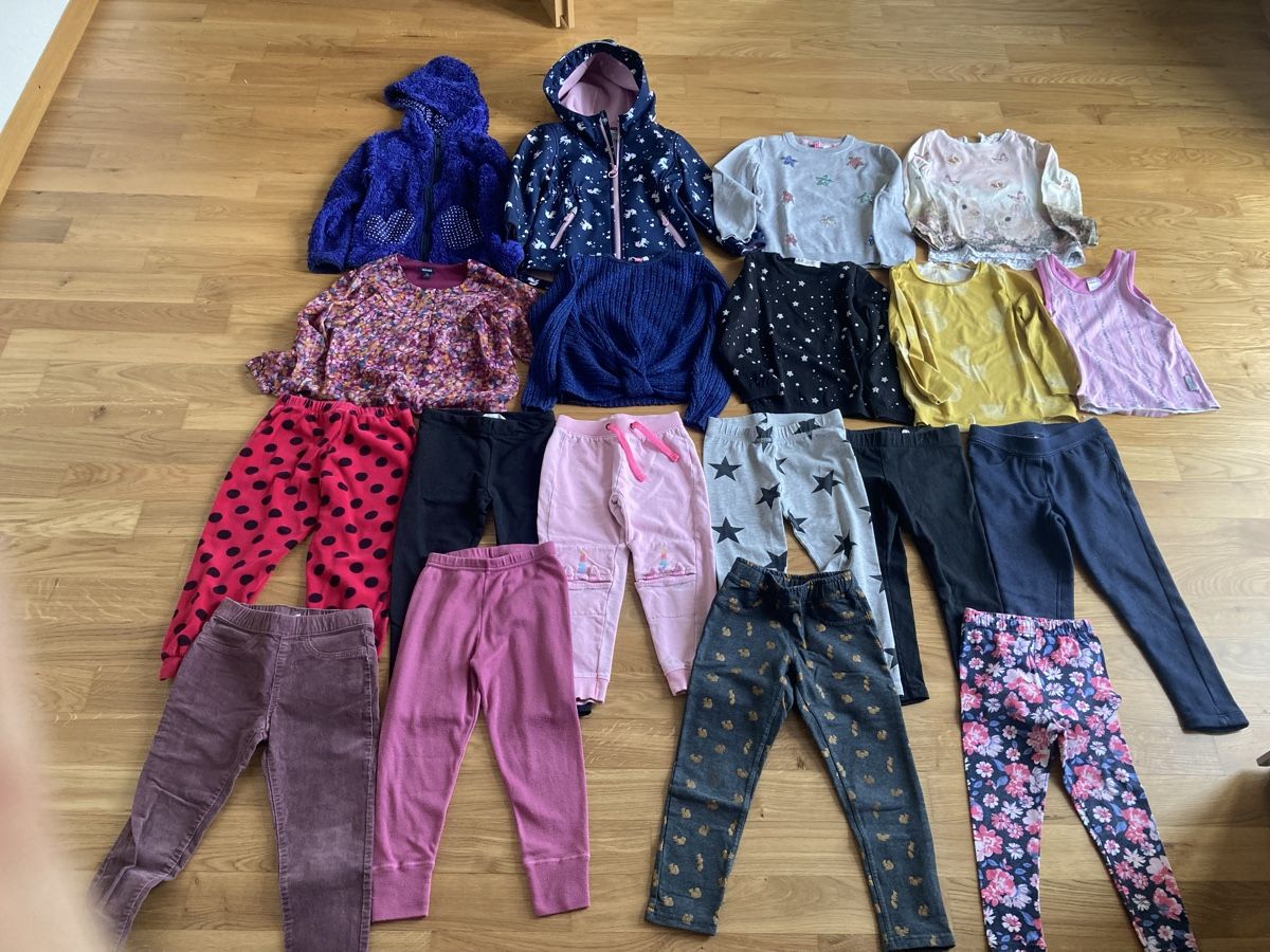 Lotti & Set di vestiti: Kinderkleiderpaket Mädchen Grösse 98/104 – Usato da Staad SG venduto da gab_7dr9 1