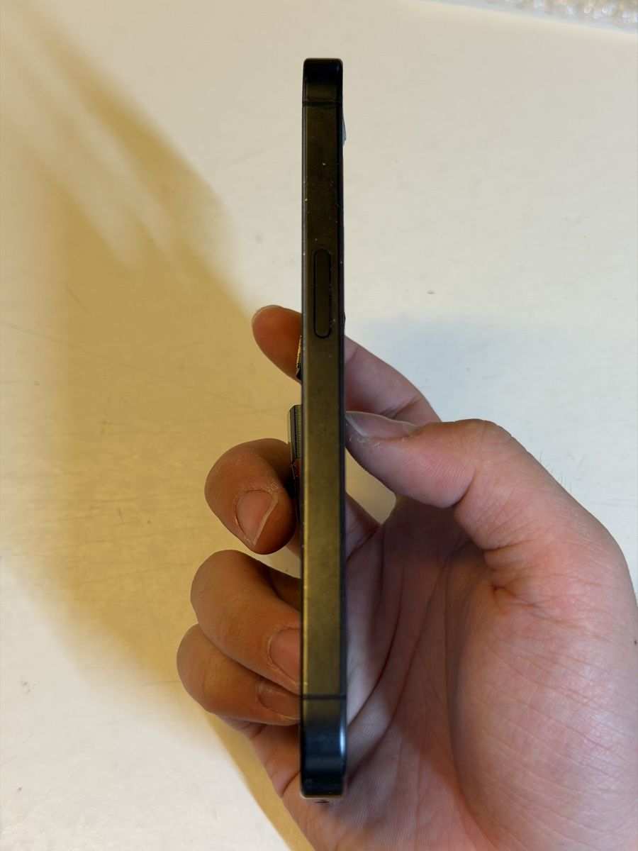 Apple Telefoni cellulari / Smartphones: iPhone 15Pro Gehäuse – Difettoso da Chur venduto da beverlyone 2